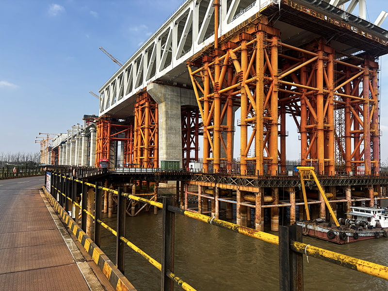 Platforme de construcție cu sarcină grea cu deschidere mare pentru poduri