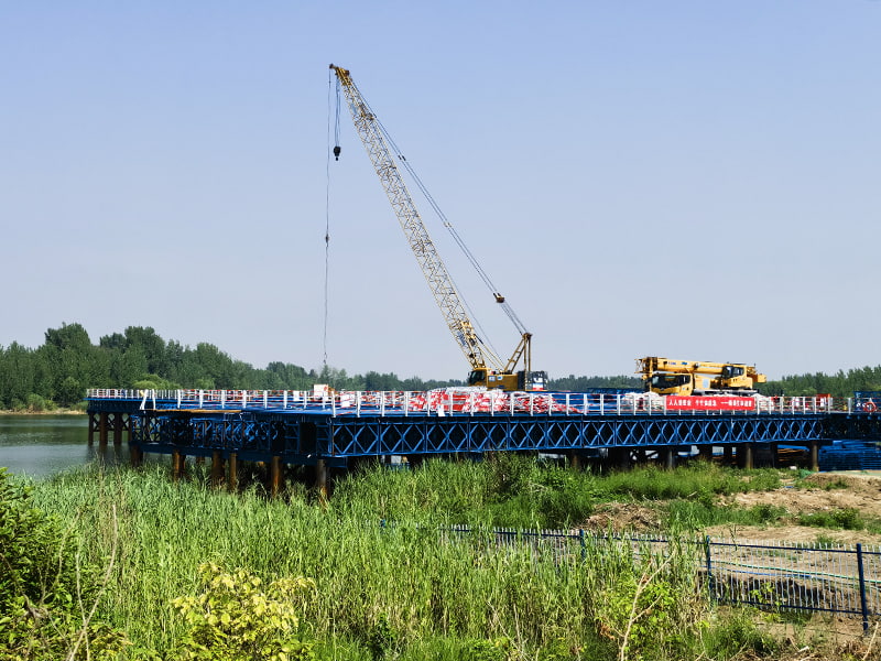 Platforme de construcție vopsite în albastru pentru poduri